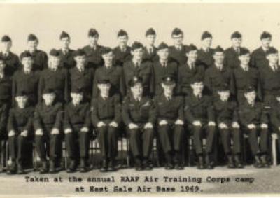 Alumni sitting